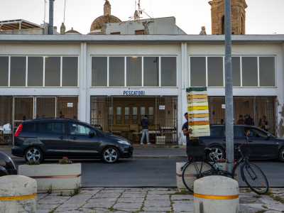 ...dal 1948 invece si sono spostati all�interno del mercato ittico situato proprio dinanzi al porto